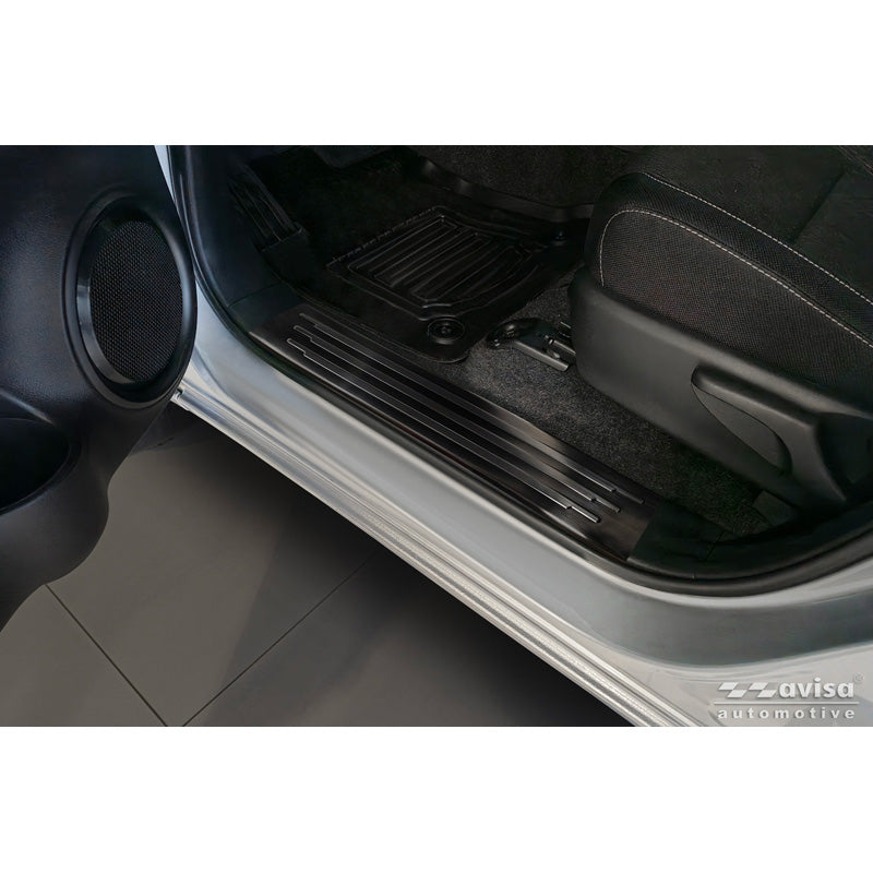 Avisa, Trinbeskytter, Sort rustfrit stål 'Lines', 4 stykker, passer til Toyota Hilux VIII Facelift (2020-)
