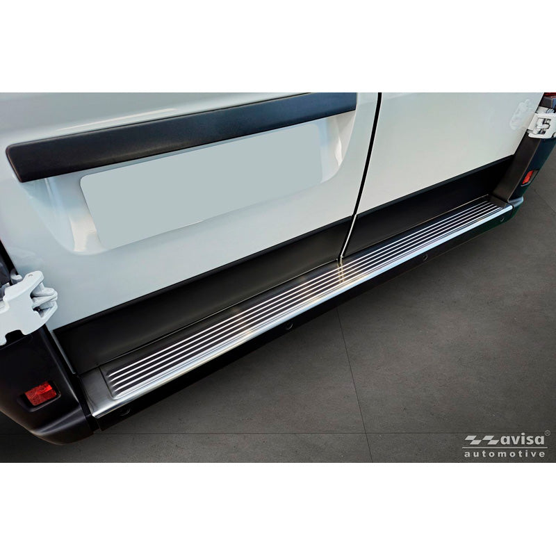 Protector de parachoques trasero de acero inoxidable Avisa compatible con Fiat Ducato III Facelift 2023- / Opel Movano III Facelift 2023- / Toyota Proace Max 2024- 'Ribs' (2 partes)