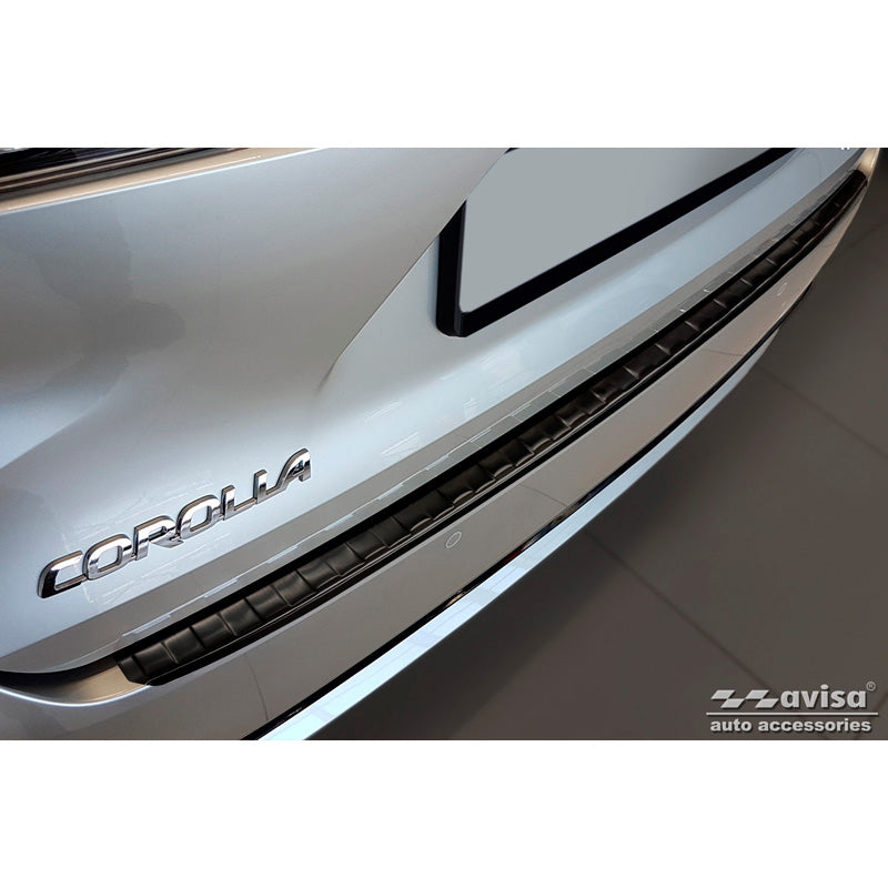 Avisa, protège-pare-chocs arrière, noir, acier inoxydable, convient à Toyota Corolla XII Combi 2019- (incl. GR Sport) et Suzuki Swace Combi 2020- 'Ribs'