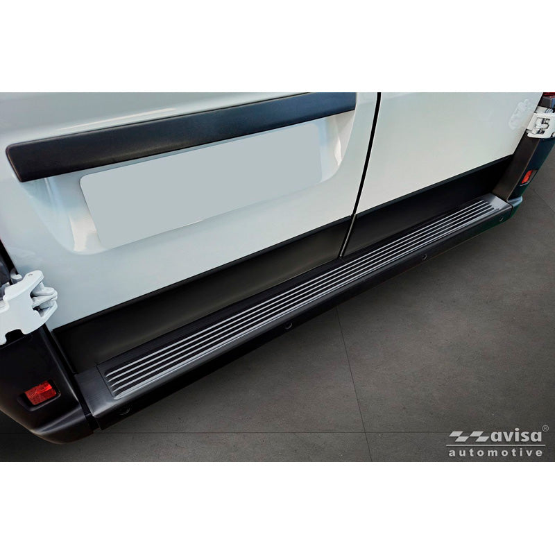 Avisa czarny ochraniacz tylnego zderzaka ze stali nierdzewnej pasujący do Fiat Ducato III Facelift 2023- / Opel Movano III Facelift 2023- / Toyota Proace Max 2024- „Ribs” (2 części)