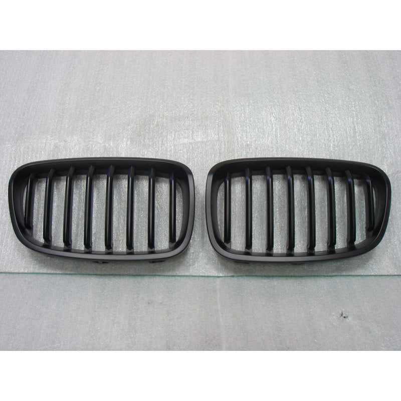 Matně černá maska, pasuje na BMW 1-Series F20/F21 2011-2015